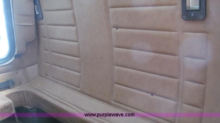 image for item G5583 1998 Peterbilt 377 semi truck