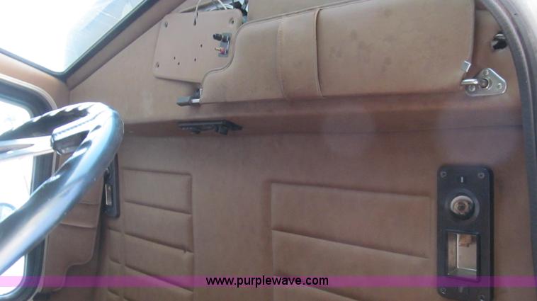 image for item G5583 1998 Peterbilt 377 semi truck