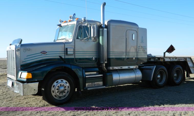 image for item G7581 1988 Perterbilt 377 semi truck