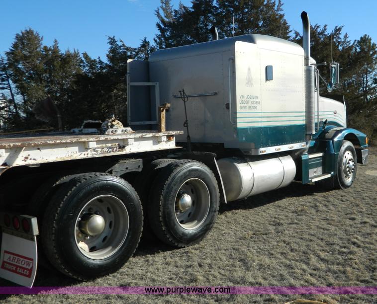 image for item G7581 1988 Perterbilt 377 semi truck