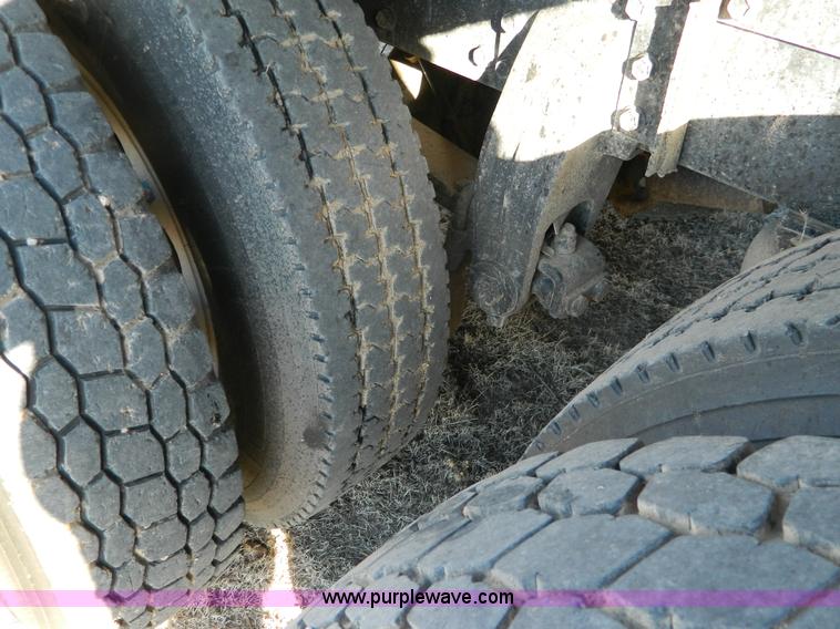 image for item G7581 1988 Perterbilt 377 semi truck