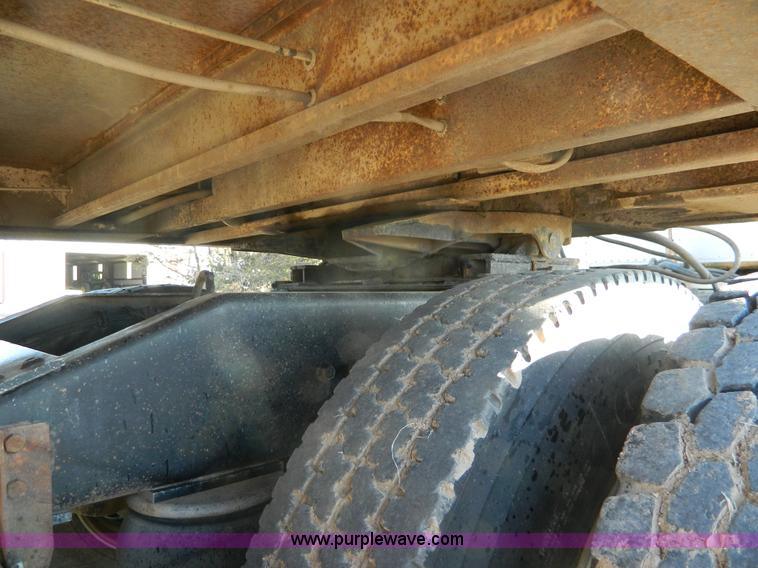 image for item G7581 1988 Perterbilt 377 semi truck