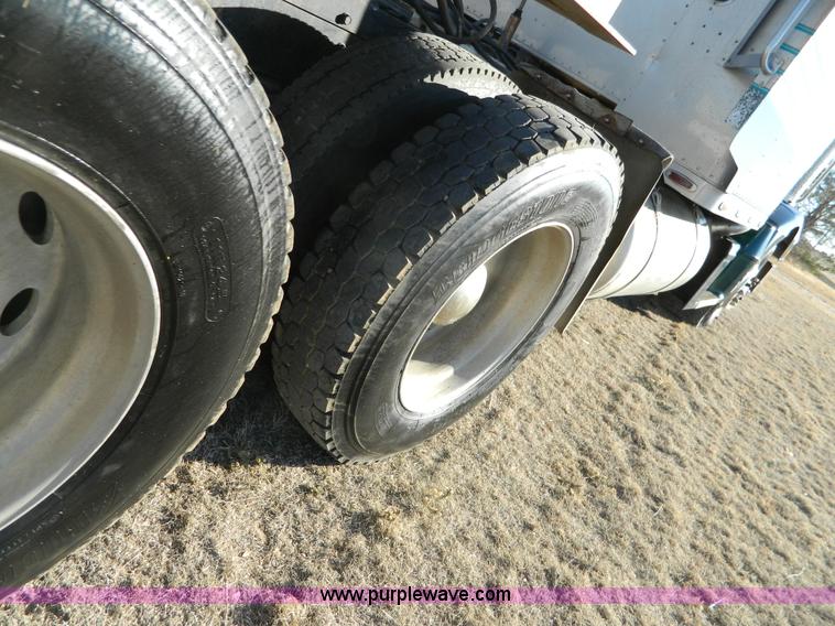 image for item G7581 1988 Perterbilt 377 semi truck