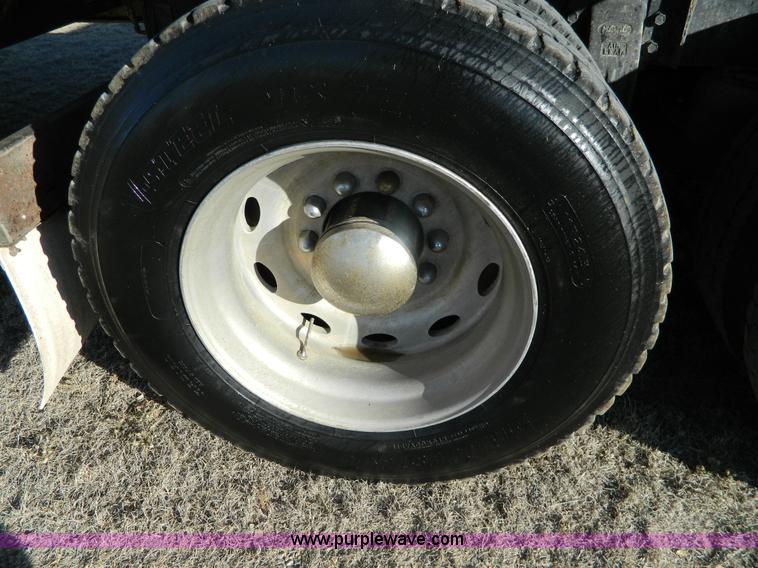 image for item G7581 1988 Perterbilt 377 semi truck