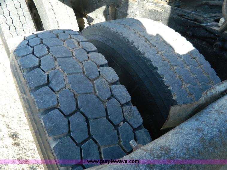 image for item G7581 1988 Perterbilt 377 semi truck