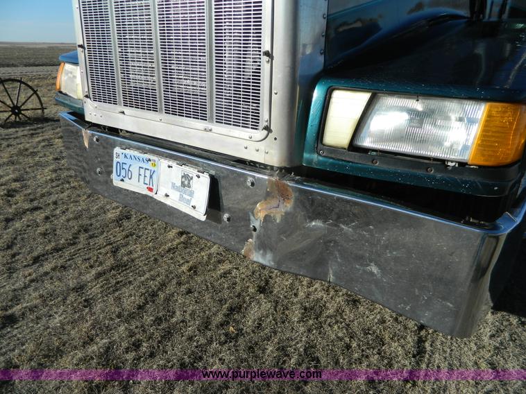 image for item G7581 1988 Perterbilt 377 semi truck