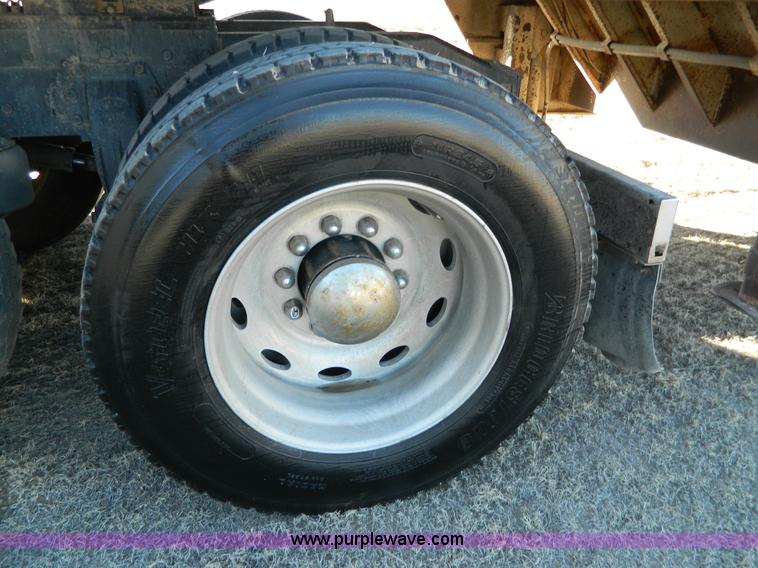 image for item G7581 1988 Perterbilt 377 semi truck