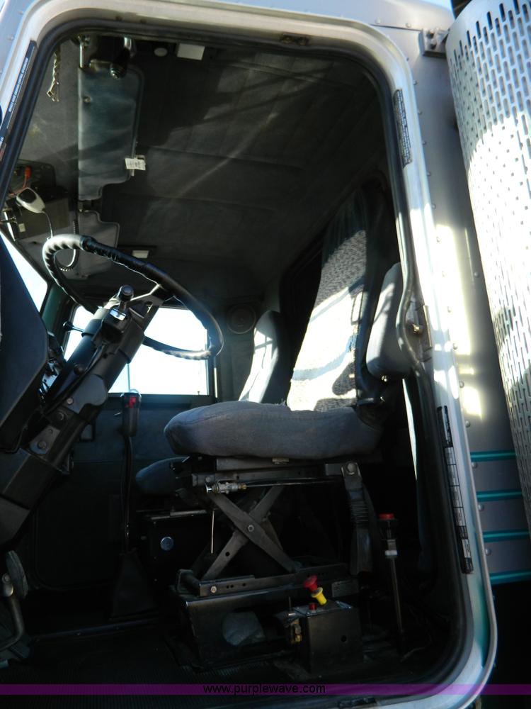 image for item G7581 1988 Perterbilt 377 semi truck