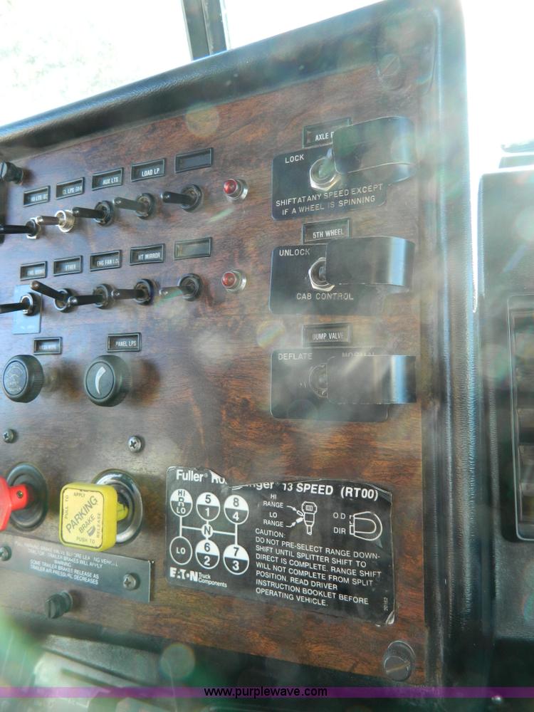 image for item G7581 1988 Perterbilt 377 semi truck