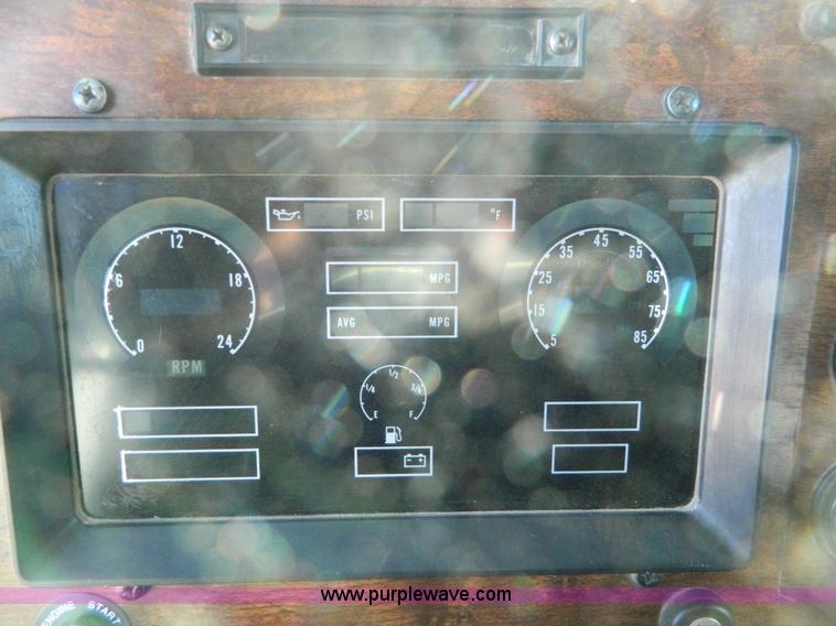 image for item G7581 1988 Perterbilt 377 semi truck