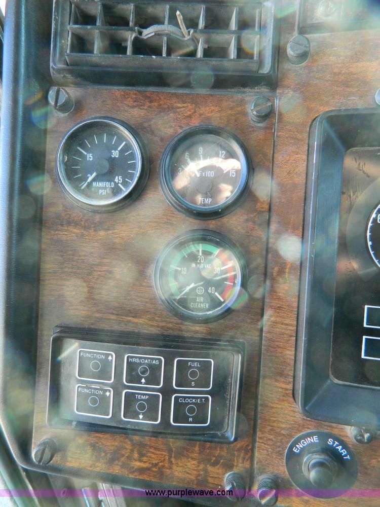 image for item G7581 1988 Perterbilt 377 semi truck