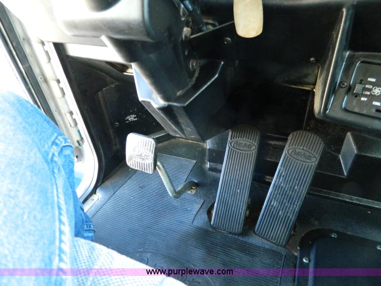 image for item G7581 1988 Perterbilt 377 semi truck