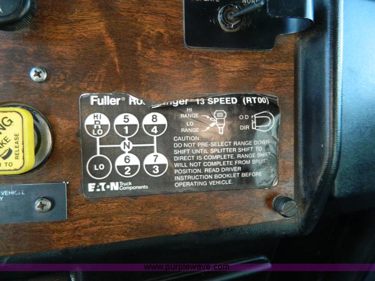 image for item G7581 1988 Perterbilt 377 semi truck