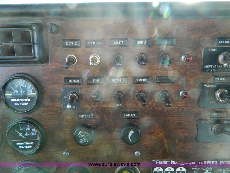 image for item G7581 1988 Perterbilt 377 semi truck