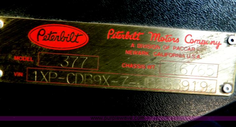 image for item G7581 1988 Perterbilt 377 semi truck