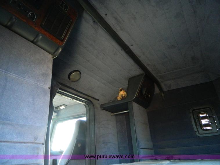 image for item G7581 1988 Perterbilt 377 semi truck