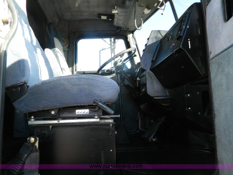 image for item G7581 1988 Perterbilt 377 semi truck