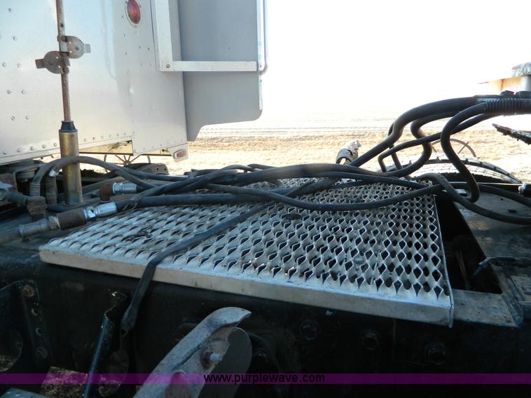 image for item G7581 1988 Perterbilt 377 semi truck