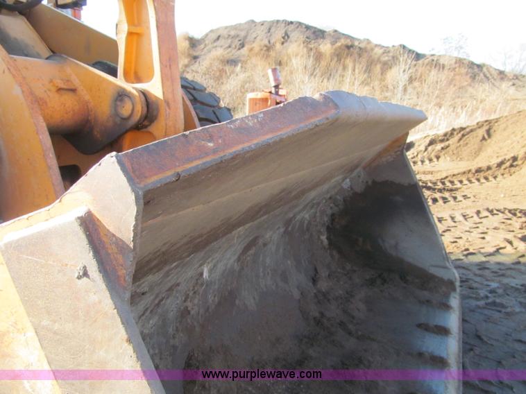 image for item F5560 1994 Case 621B wheel loader