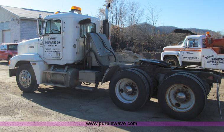 image for item F5562 1992 Freightliner FLD semi truck