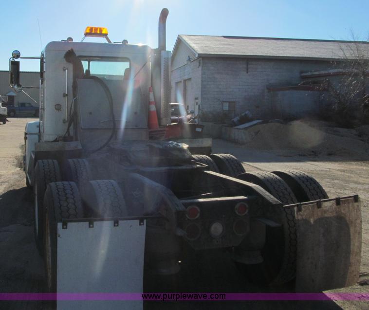 image for item F5562 1992 Freightliner FLD semi truck