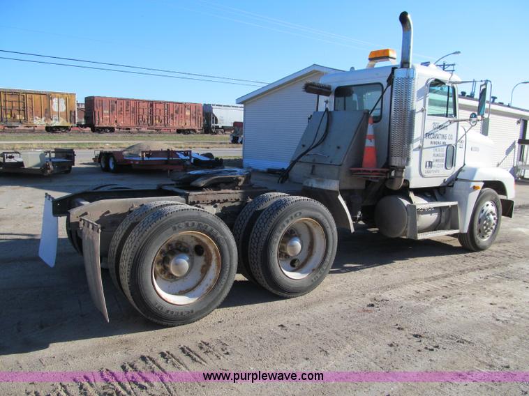 image for item F5562 1992 Freightliner FLD semi truck