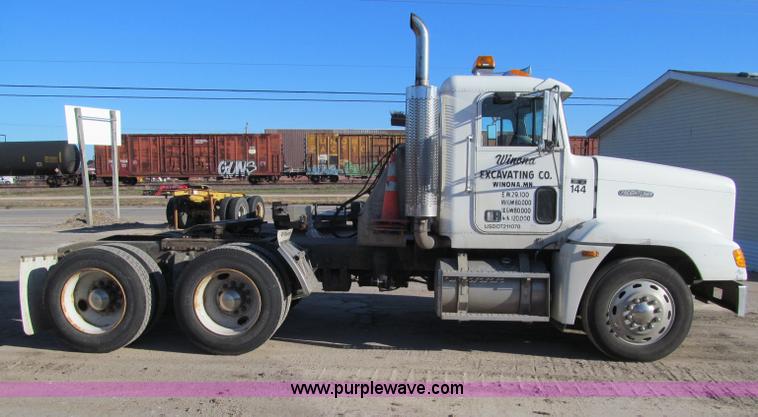 image for item F5562 1992 Freightliner FLD semi truck