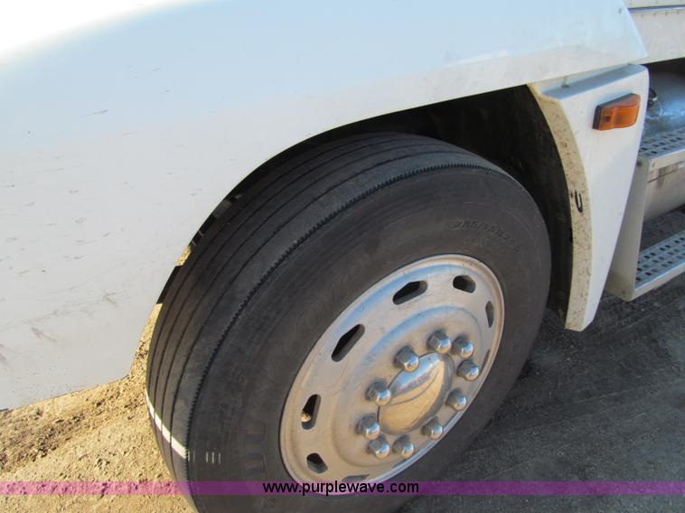 image for item F5562 1992 Freightliner FLD semi truck