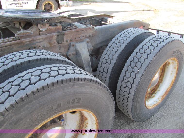 image for item F5562 1992 Freightliner FLD semi truck