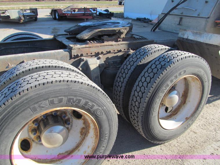 image for item F5562 1992 Freightliner FLD semi truck