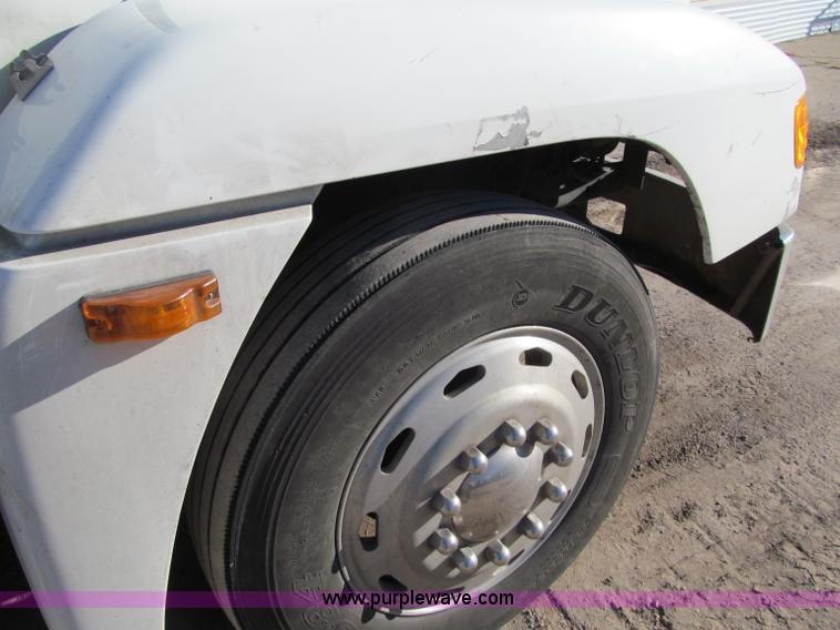 image for item F5562 1992 Freightliner FLD semi truck