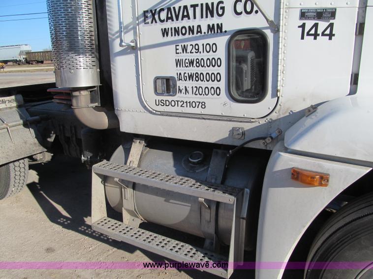 image for item F5562 1992 Freightliner FLD semi truck