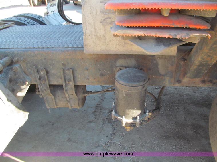 image for item F5562 1992 Freightliner FLD semi truck