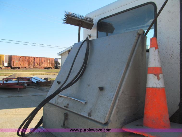 image for item F5562 1992 Freightliner FLD semi truck