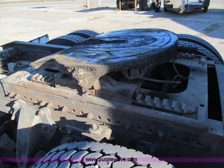 image for item F5562 1992 Freightliner FLD semi truck