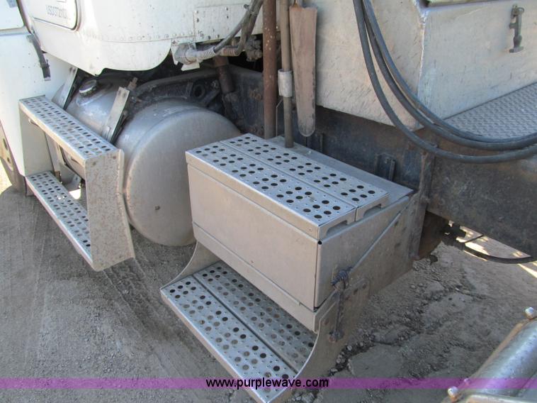 image for item F5562 1992 Freightliner FLD semi truck