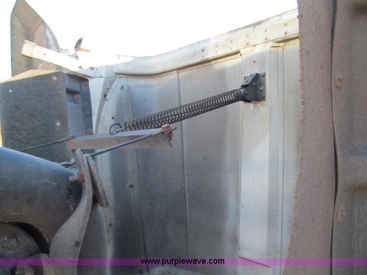 image for item F5562 1992 Freightliner FLD semi truck