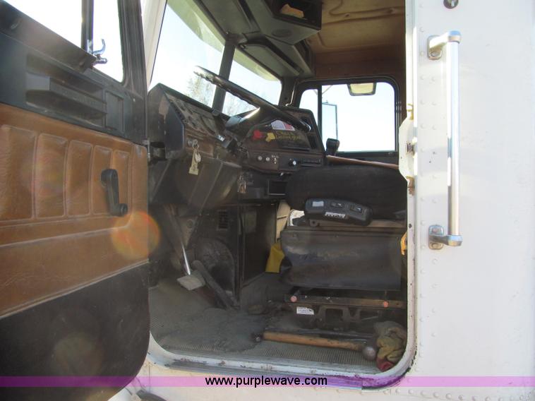 image for item F5562 1992 Freightliner FLD semi truck