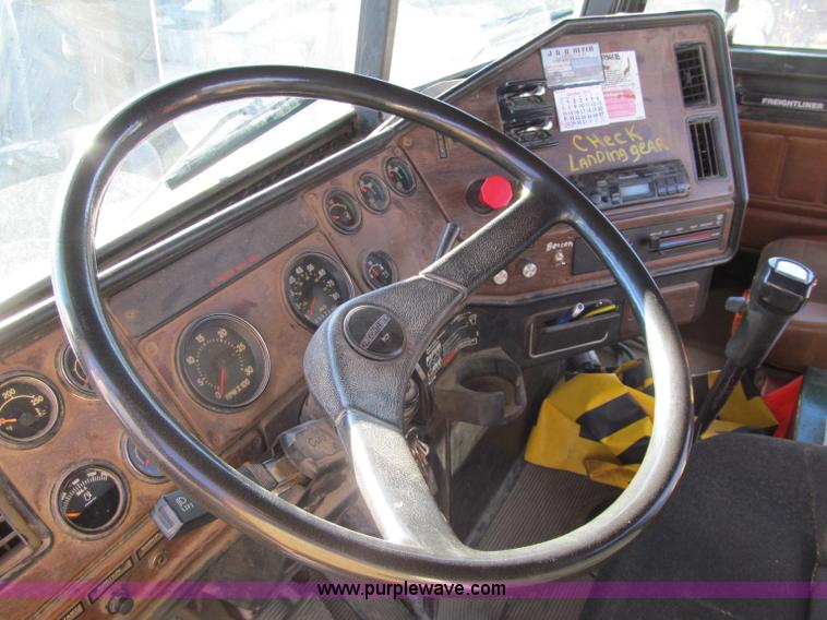 image for item F5562 1992 Freightliner FLD semi truck