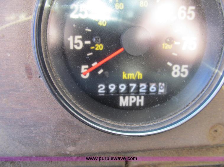 image for item F5562 1992 Freightliner FLD semi truck