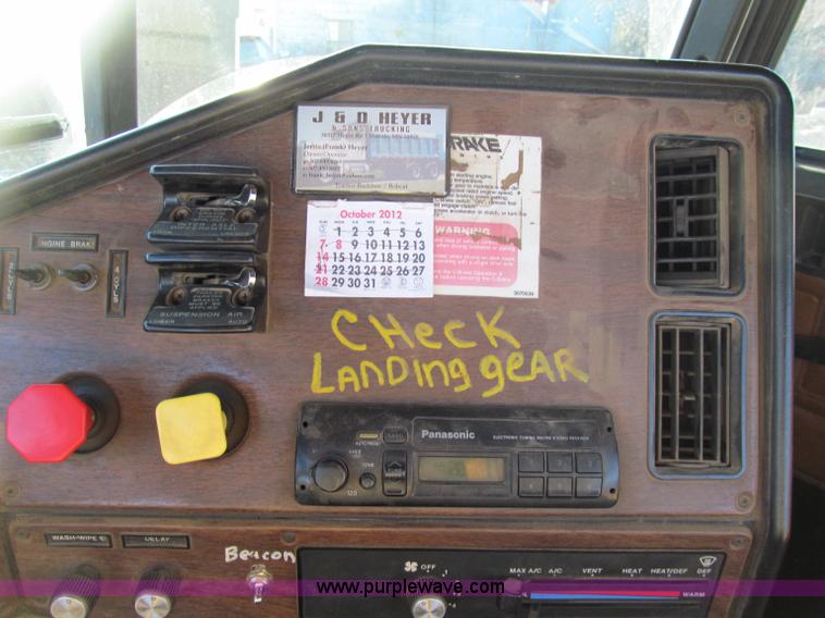 image for item F5562 1992 Freightliner FLD semi truck