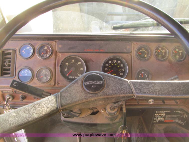 image for item F5562 1992 Freightliner FLD semi truck