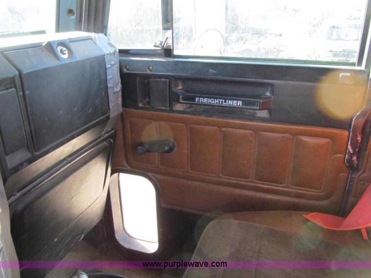 image for item F5562 1992 Freightliner FLD semi truck