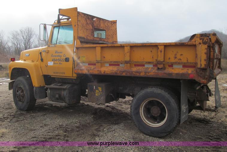 image for item F5566 1994 Ford L8000 plow truck