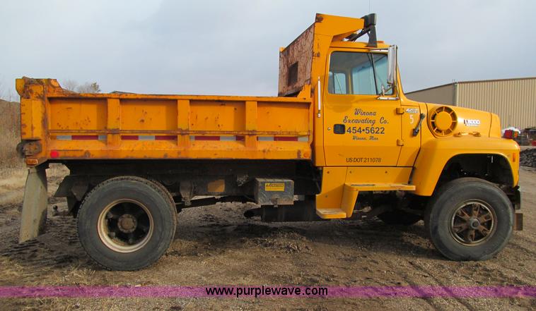 image for item F5566 1994 Ford L8000 plow truck