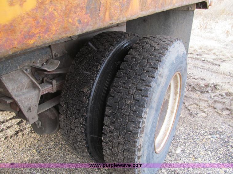 image for item F5566 1994 Ford L8000 plow truck