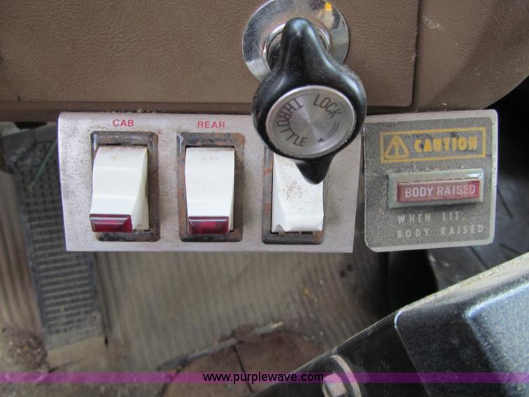 image for item F5566 1994 Ford L8000 plow truck