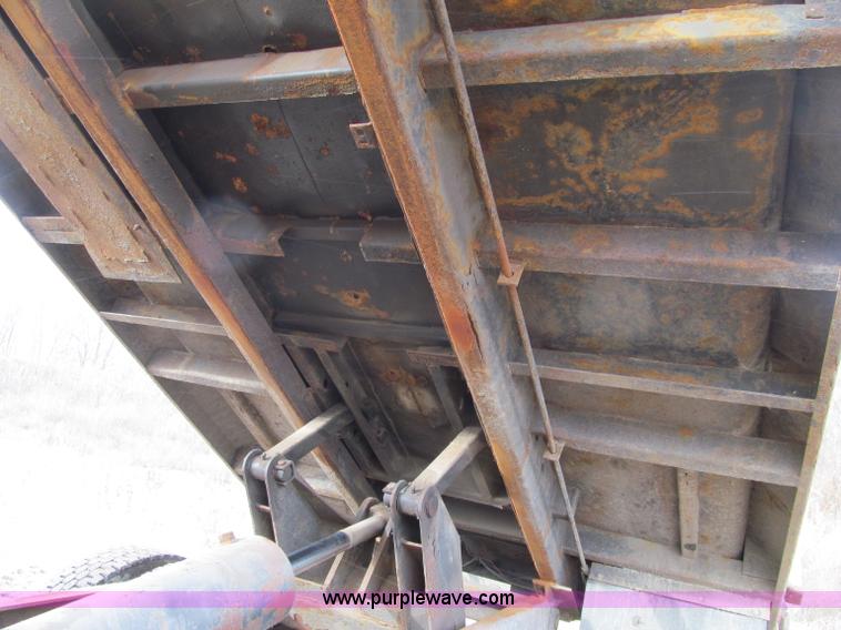 image for item F5566 1994 Ford L8000 plow truck