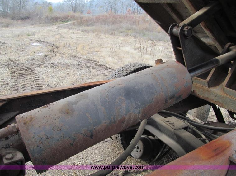 image for item F5566 1994 Ford L8000 plow truck