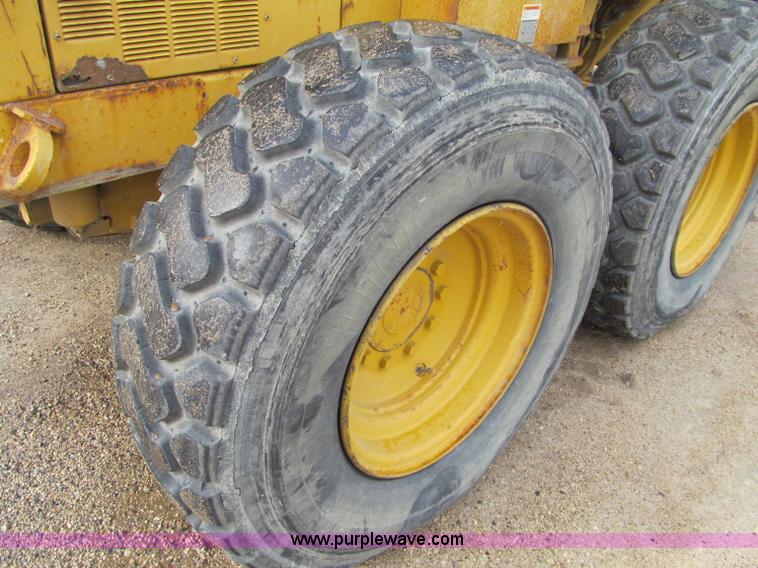 image for item F5568 1996 Caterpillar 143H motor grader